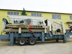 移動式破碎機(jī)具有高底部和比操作半掛車更小的車身寬度